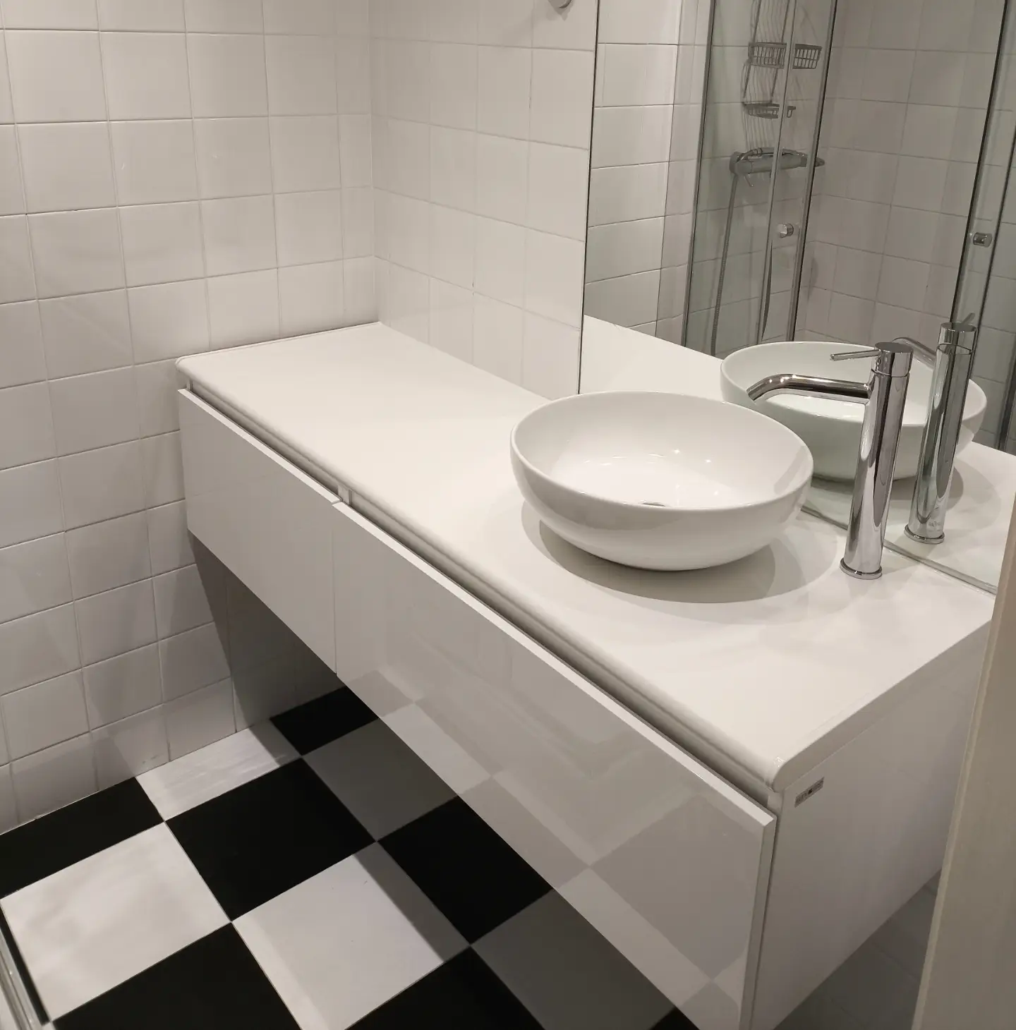 Móvel de casa de banho com lavatório instalado