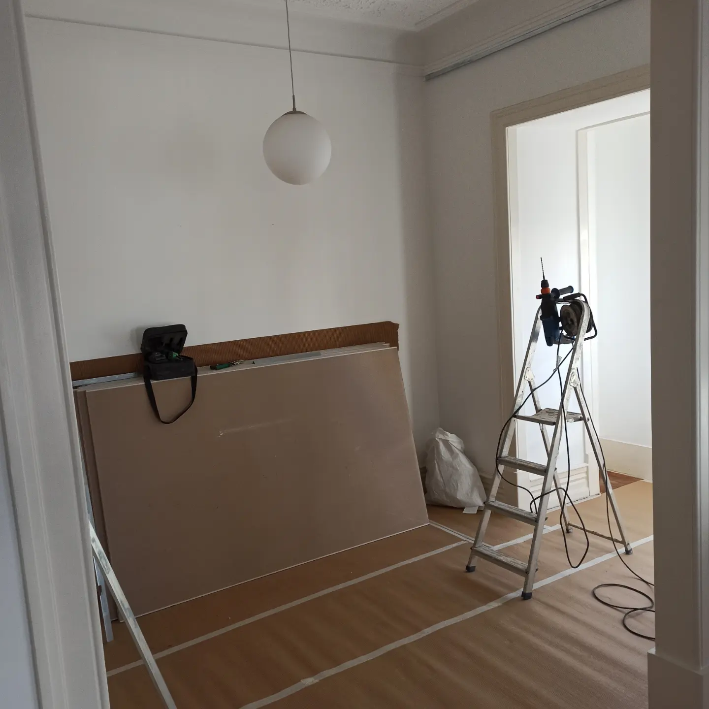 Execução de pladur durante a criação de um novo quarto, com placas e ferramentas visíveis