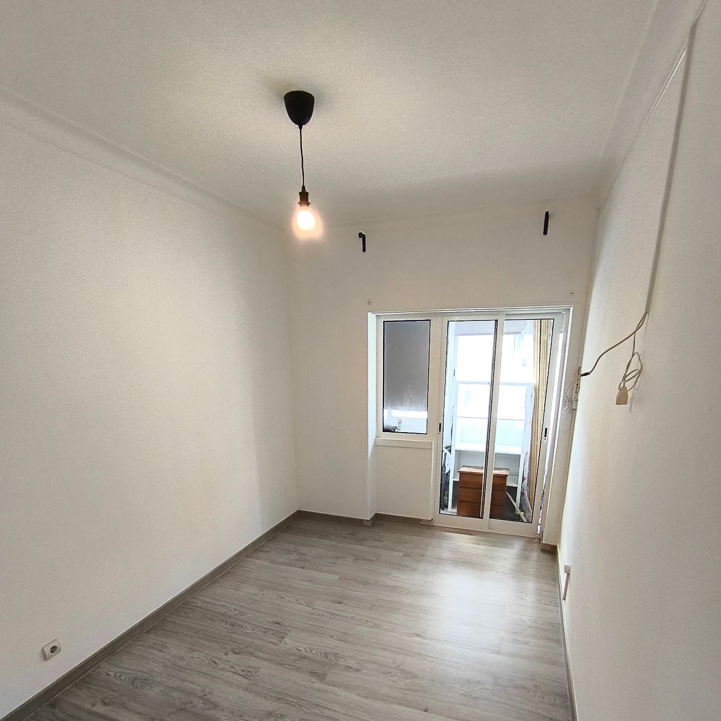 Quarto concluído com pintura nova e pavimento substituído