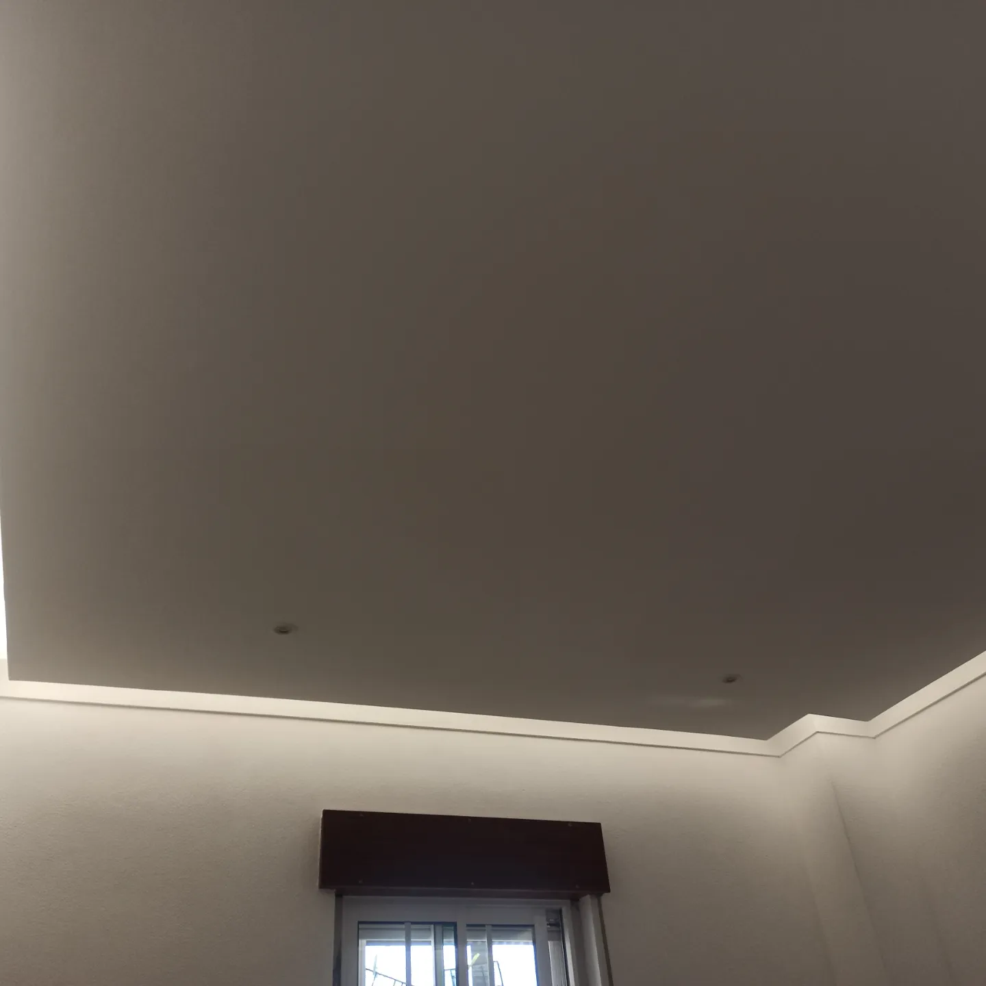 Teto de sala remodelado com sanca ilha e iluminação indireta